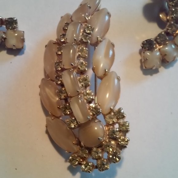 Broach & Clip On Earring Set Vintage 3 pieces Almond Stones Clear Shiny Stones G - Picture 2 of 3